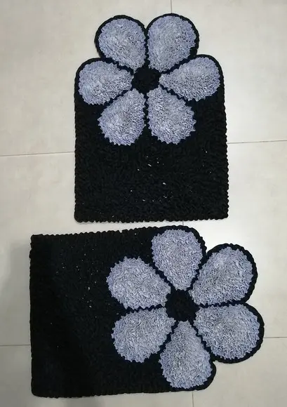 2 Tapetes de Flor Cinza em Frufru Antiderrapante