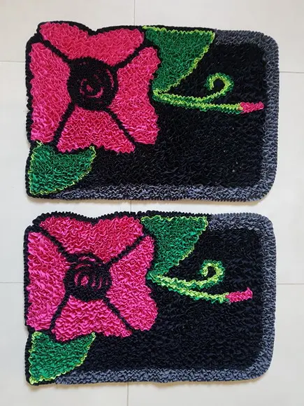 2 Tapetes de Flor Rosa em Frufru Antiderrapante