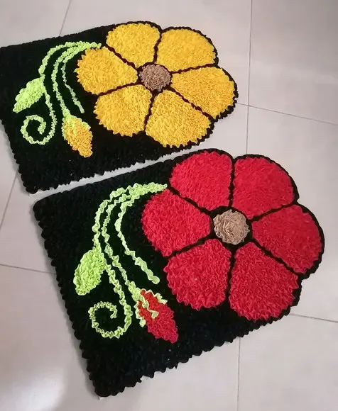 2 Tapetes Frufru Flor Amarela e Vermelha Antiderrapante