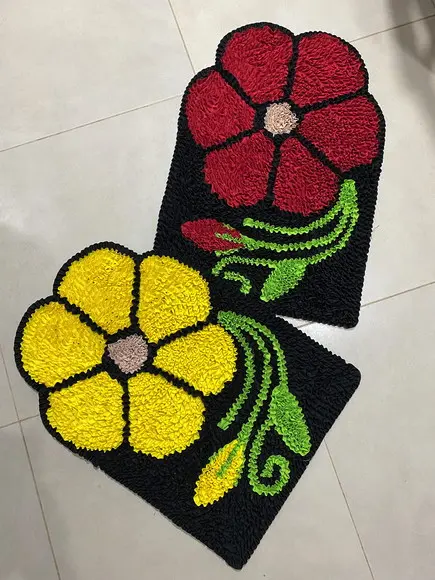 2 Tapetes Frufru Flor Amarela e Vermelha Antiderrapante