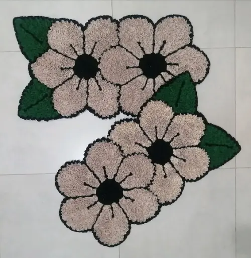 2 Tapetes Frufru Flor Bege Antiderrapante