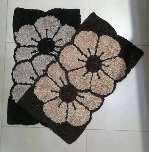 2 Tapetes Frufru Flor Bege e Areia Antiderrapante