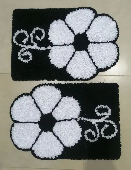 2 Tapetes Frufru Flor Branca Antiderrapante