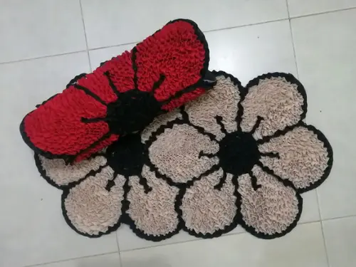 2 Tapetes Frufru Flor Vermelha e Bege Antiderrapante