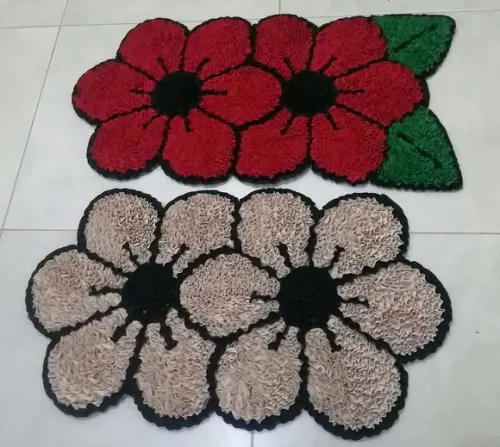 2 Tapetes Frufru Flor Vermelha e Bege Antiderrapante