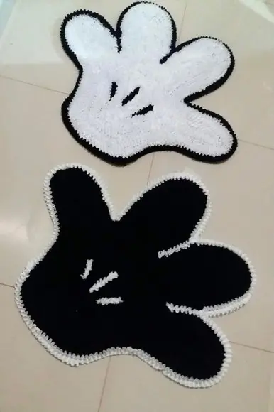 2 Tapetes Frufru Mão Mickey Preto e Branco Antiderrapante