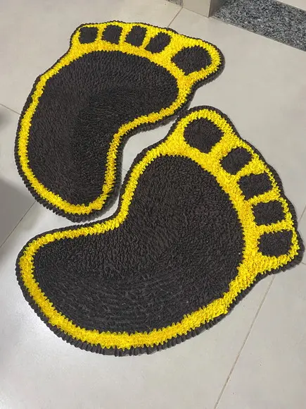 2 Tapetes Frufru Pés Marrom e Amarelo Antiderrapante