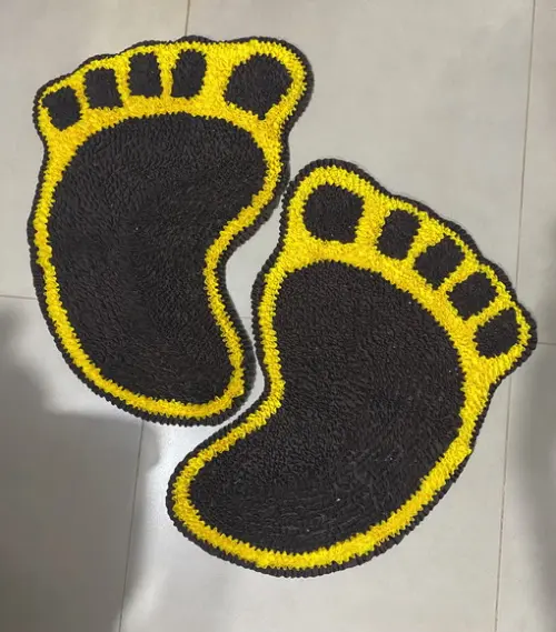 2 Tapetes Frufru Pés Marrom e Amarelo Antiderrapante