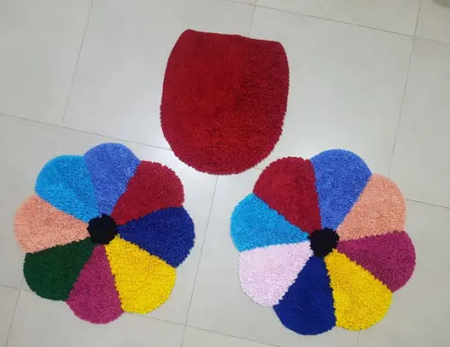 Jogo Banheiro de Flor Colorida em Frufru com antiderrapante