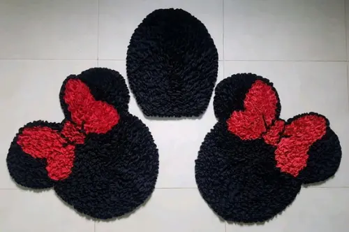Jogo Banheiro de Minnie Preto em Frufru com antiderrapante