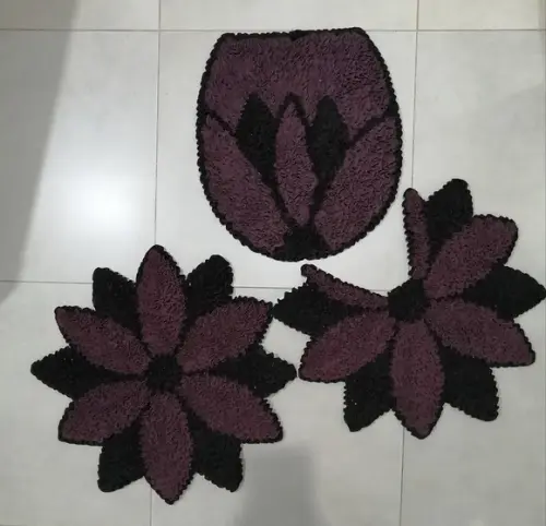 Jogo Banheiro Flor Marrom em Frufru Antiderrapante