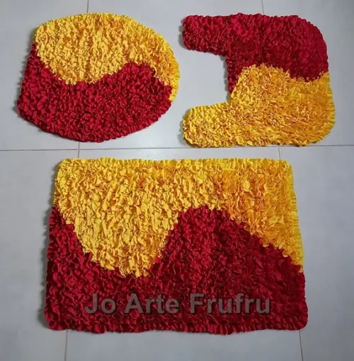 Jogo Banheiro Vermelho/amarelo em Frufru com Antiderrapante