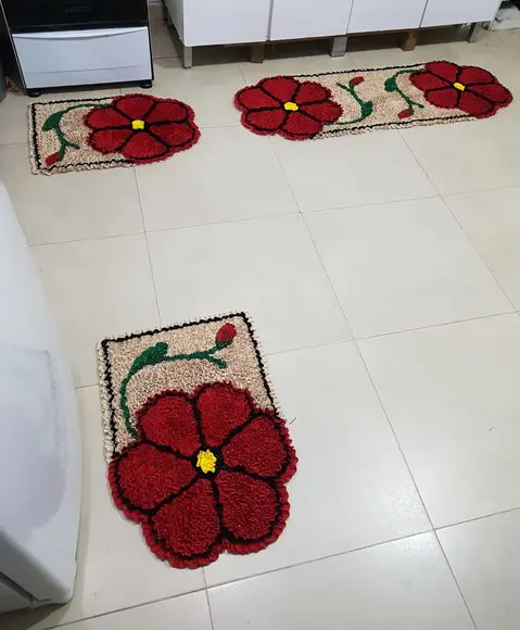 Jogo Cozinha Flor Vermelha em Frufru Antiderrapante