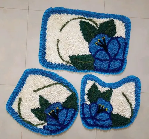 Jogo de Banheiro de Flor Azul em Frufru com Antiderrapante