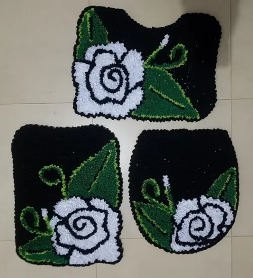 Jogo de Banheiro de Flor Branca em Frufru com antiderrapante