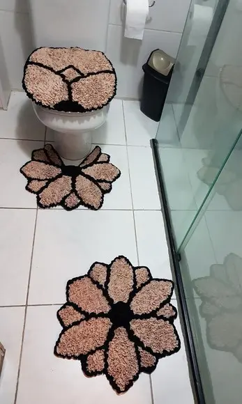 Jogo de Banheiro de Flor Bege em Frufru com Antiderrapante