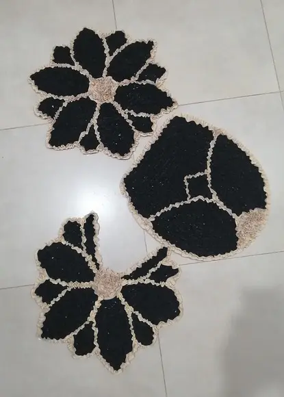 Jogo de Banheiro de Flor Preta em Frufru com antiderrapante