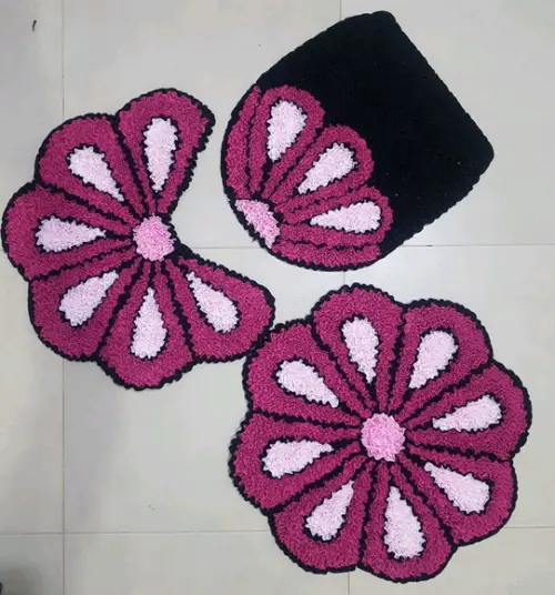 Jogo de Banheiro de Flor Rosa em Frufru com antiderrapante