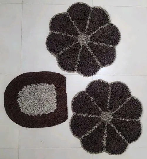 Jogo de Banheiro de Flor Marrom em Frufru com antiderrapante