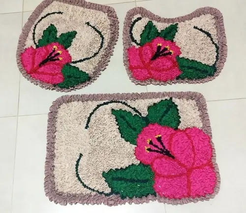 Jogo de Banheiro de Flor Rosa em Frufru com Antiderrapante