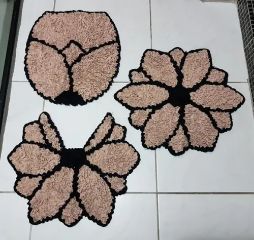Jogo de Banheiro de Flor Bege em Frufru com Antiderrapante