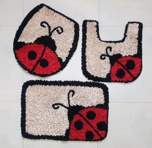 Jogo de Banheiro de Joaninha em Frufru com antiderrapante