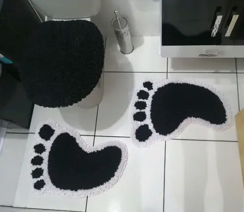 Jogo de Banheiro de Pés em Frufru com Antiderrapante