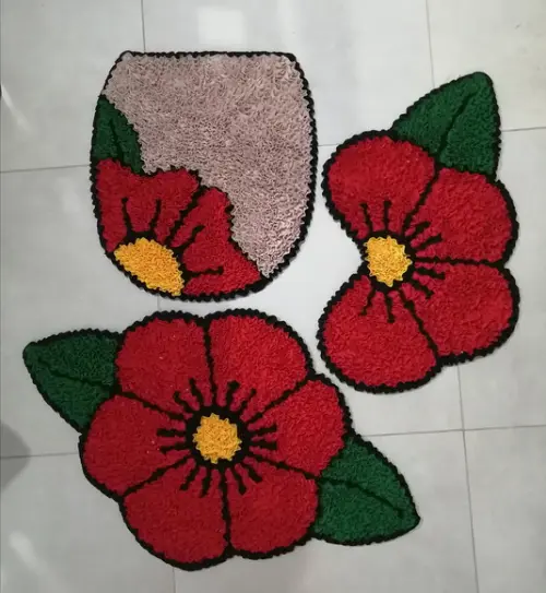 Jogo de Banheiro Flor Vermelha Frufru Antiderrapante