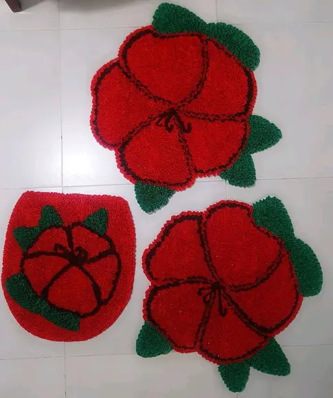 Jogo de Banheiro de Rosa em Frufru com antiderrapante