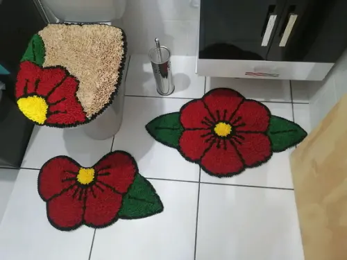 Jogo de Banheiro Flor Vermelha Frufru Antiderrapante