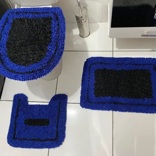 Jogo de Banheiro Preto e Azul em Frufru com Antiderrapante
