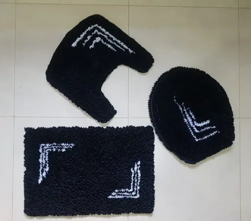 Jogo de Banheiro Preto e Branco em Frufru com antiderrapante