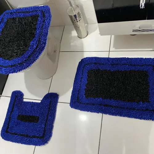 Jogo de Banheiro Preto e Azul em Frufru com Antiderrapante