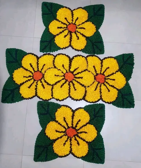 Jogo de Flor Amarela em Frufru com antiderrapante