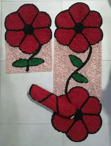 Jogo de Flor Vermelha em Frufru com antiderrapante