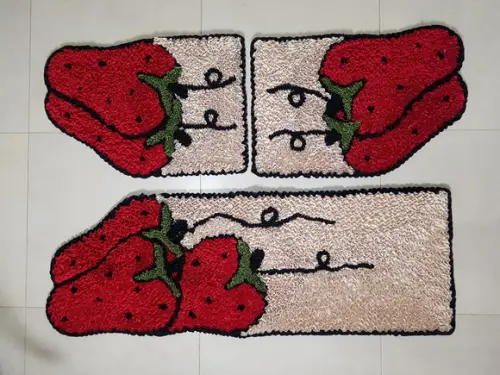 Jogo de Tapetes de Morango em Frufru com Antiderrapante