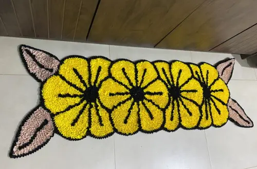 Passadeira Frufru Flor Amarela 1m40cm Antiderrapante