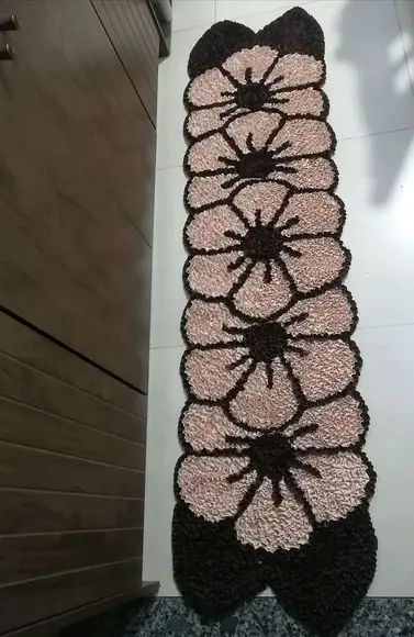 Passadeira Frufru Flor Bege 1m70cm Antiderrapante