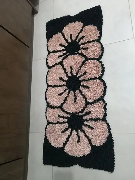 Passadeira Frufru Flor Bege Antiderrapante