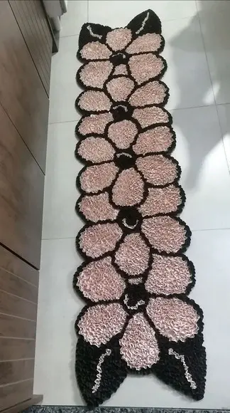 Passadeira Frufru Flor Bege 1m70cm Antiderrapante