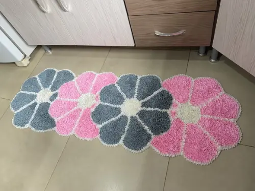 Passadeira Frufru Flor Cinza e Rosa 1m40cm Antiderrapante