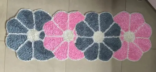 Passadeira Frufru Flor Cinza e Rosa 1m40cm Antiderrapante