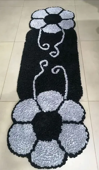 Passadeira Frufru Flor Cinza 1m40cm Antiderrapante