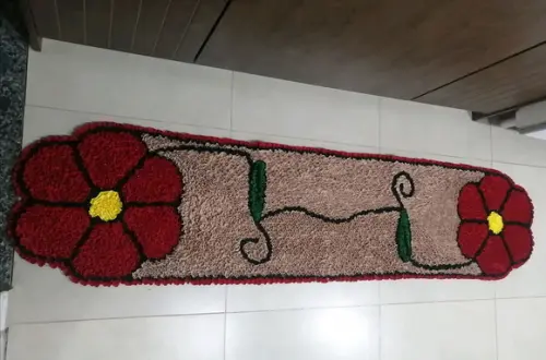 Passadeira Frufru Flor Vermelha 1m80cm Antiderrapante
