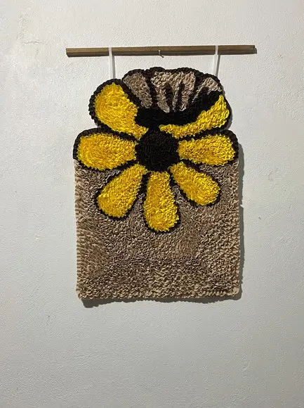 Tapeçaria de Parede Frufru Flor Amarela com Borboleta