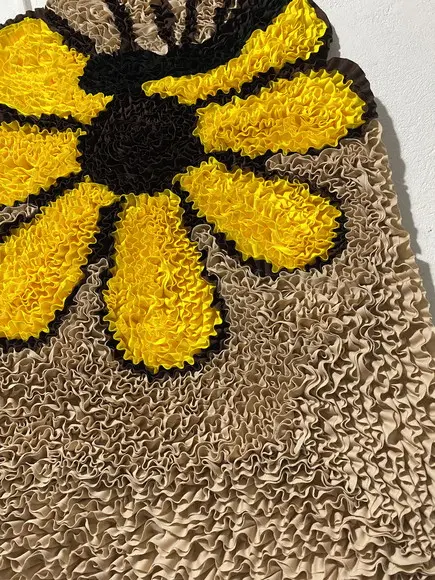 Tapeçaria de Parede Frufru Flor Amarela com Borboleta