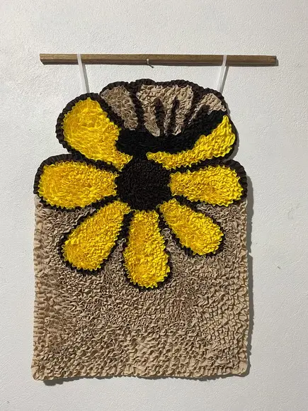Tapeçaria de Parede Frufru Flor Amarela com Borboleta
