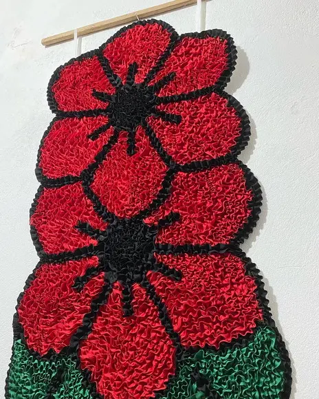 Tapeçaria de Parede Frufru Flor Vermelha