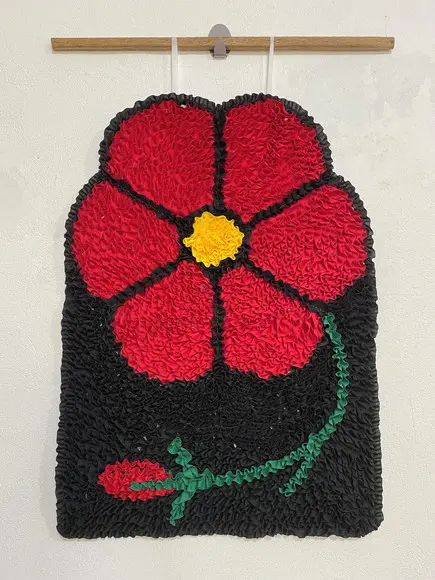 Tapeçaria de Parede Frufru Flor Vermelha