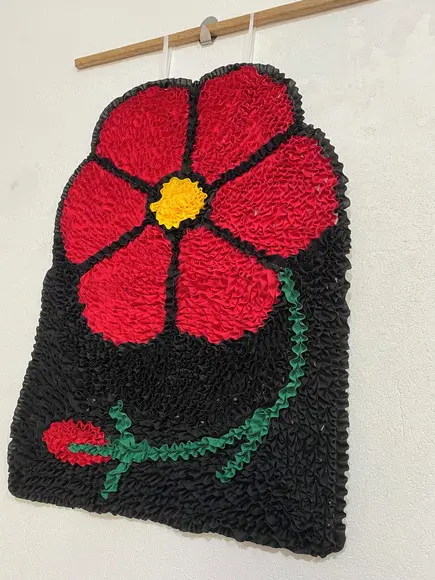 Tapeçaria de Parede Frufru Flor Vermelha